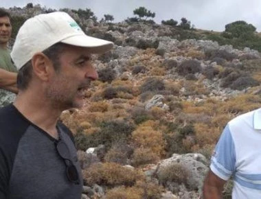 Κυριάκος Μητσοτάκης: Στο Θέρισο Χανίων για τη τελευταία επιθυμία του πατέρα του (φωτό)